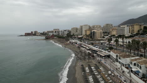 Toma-De-Un-Dron-De-Bajo-Vuelo-De-Un-Día-Nublado-En-La-Ciudad-De-Playa-Portuguesa