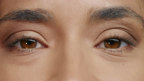 cerca de hermosos ojos marrones parpadeando belleza humana natural