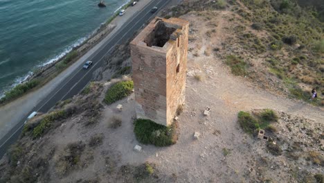 Erleben-Sie-Den-Historischen-Jaral-Turm-In-Almayate-Bajo-Aus-Der-Faszinierenden-Drohnenperspektive