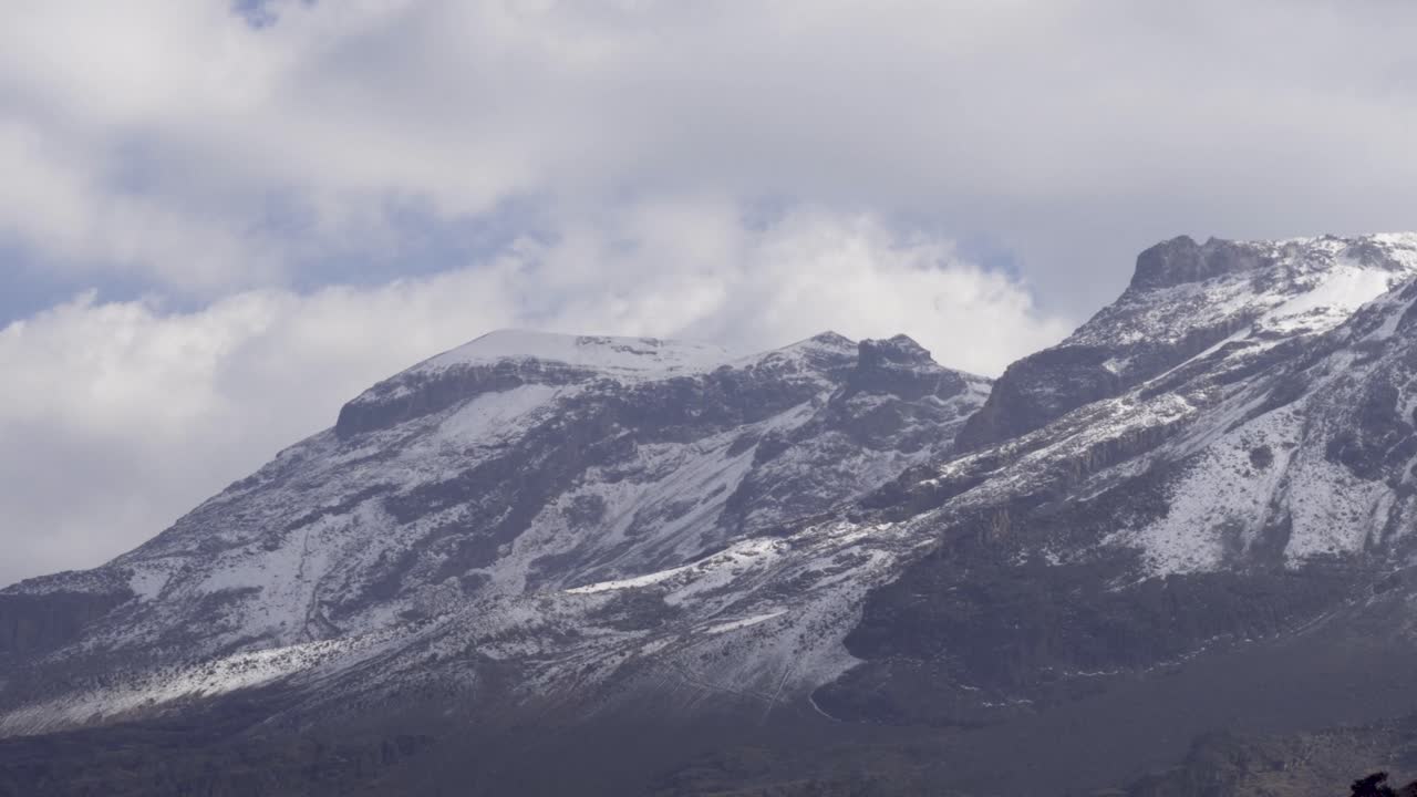 volcán iztaccíhuatl en la mañana