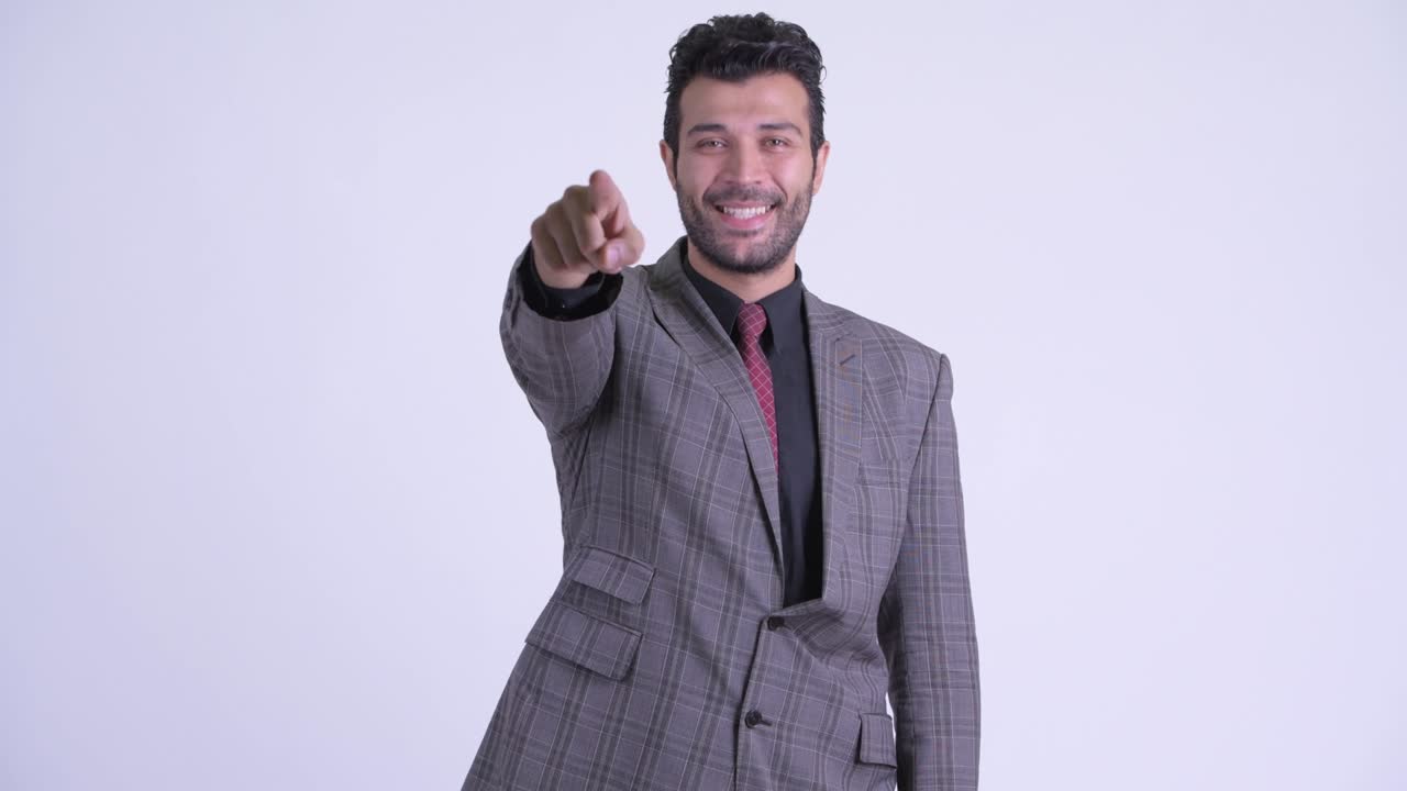 feliz guapo hombre de negocios persa barbudo en traje