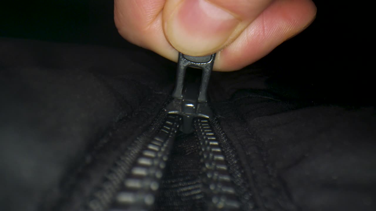 Closing a zipper