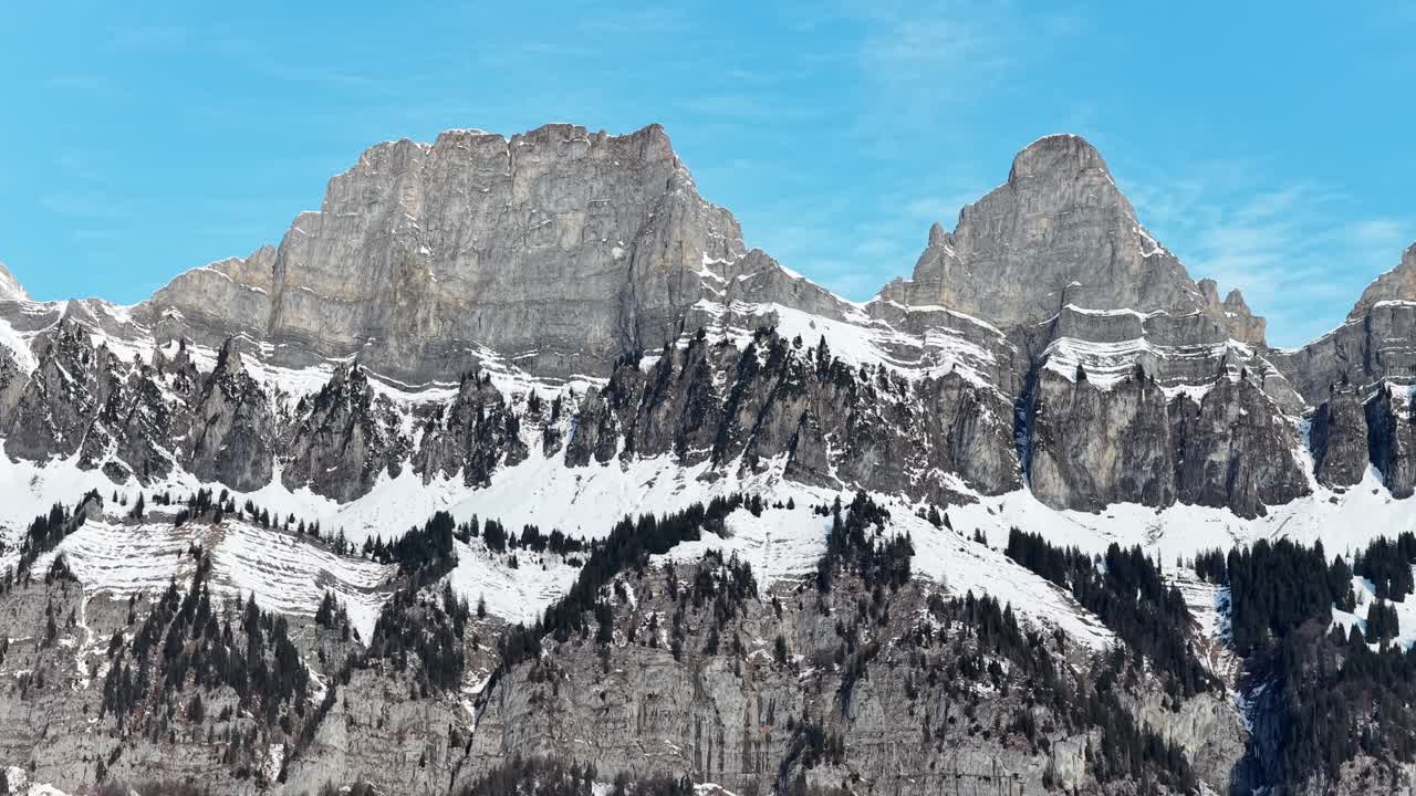 Crinali nevosi e soleggiati dei Churfirsten sopra il Walensee, vicino a Walenstadt. Luminosa giornata alpina in Svizzera con uno scenario montano limpido.