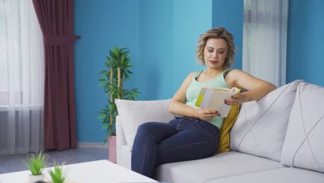 The-woman-reading-the-book.