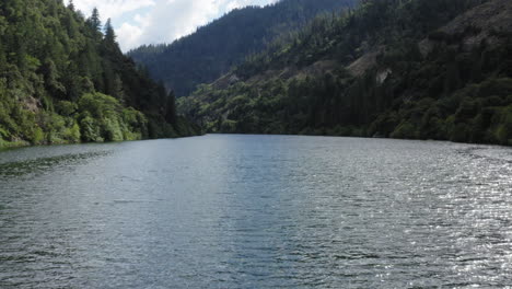 Hermoso-Lago-En-El-Paisaje-Montañoso-Del-Condado-De-Plumas-California,-Imágenes-Aéreas-De-4k