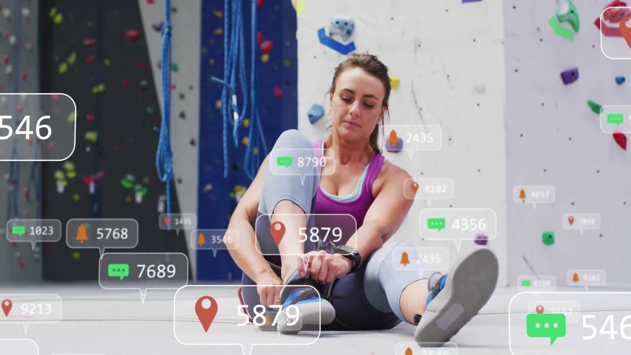 animación de iconos de los medios sobre una mujer caucásica con zapatos en una pared de escalada