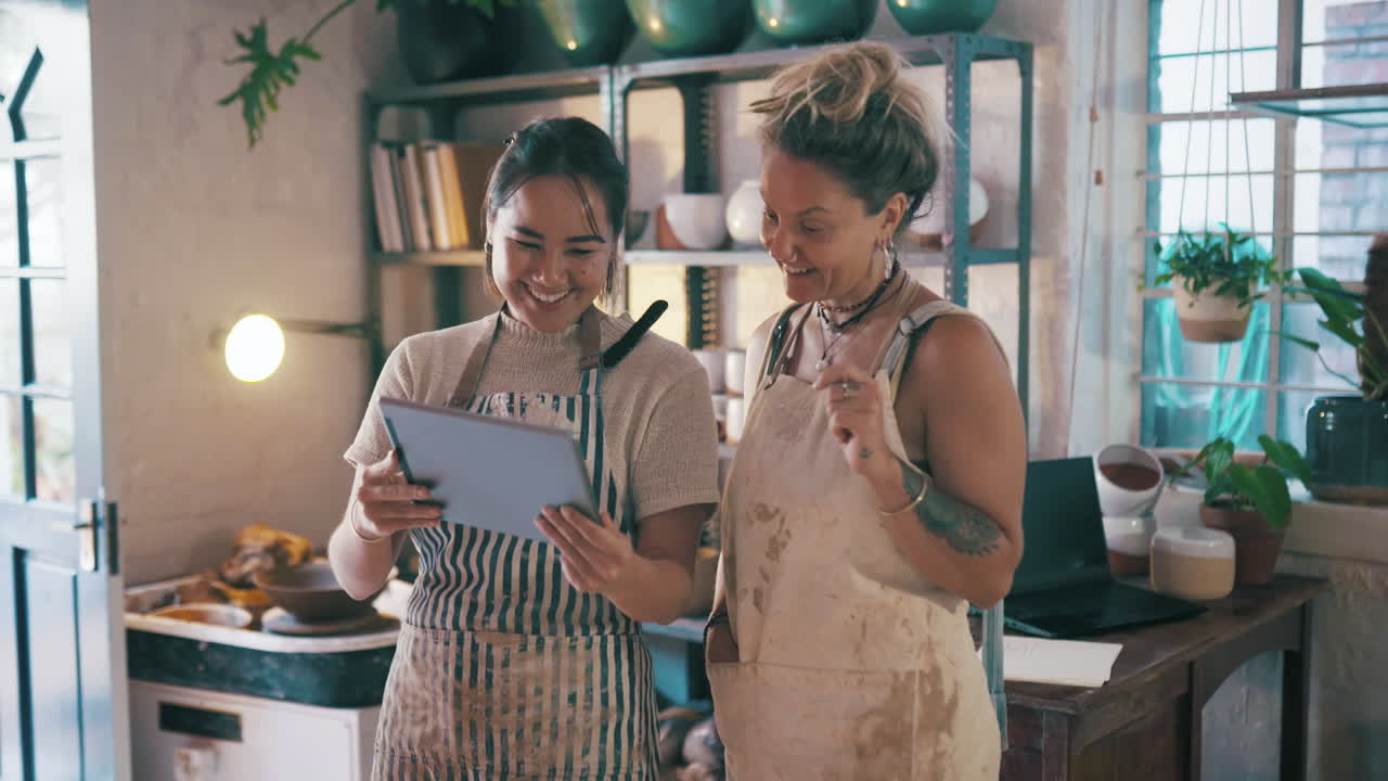dos mujeres jóvenes usando una tableta digital