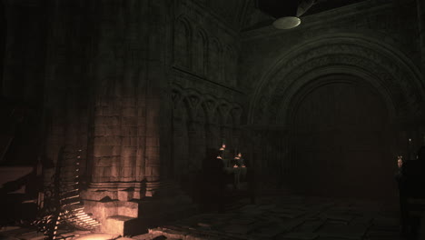 interior oscuro de una iglesia medieval