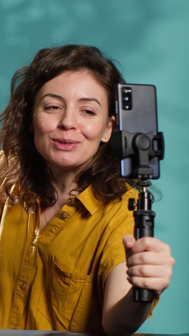 Vlogger donna che parla alla fotocamera su un telefono cellulare