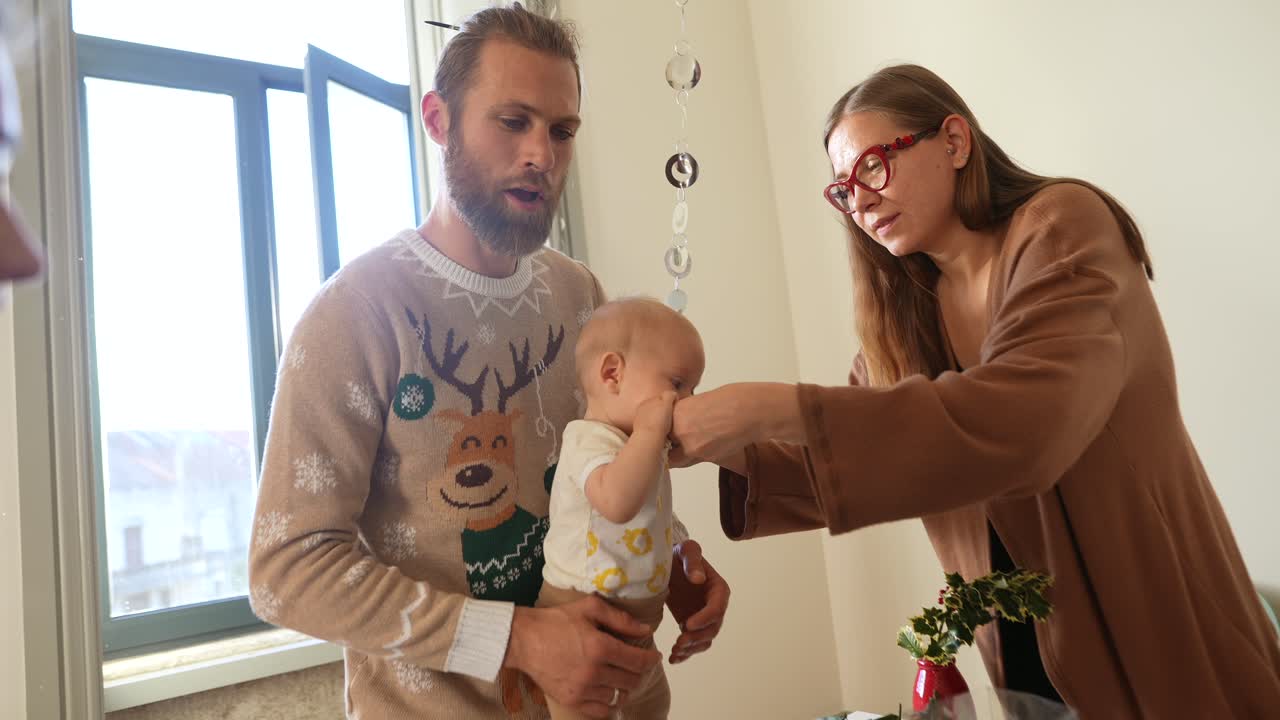 아기 와 함께 가족 모임