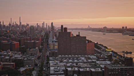 NYC-New-York-Luftaufnahme-V254-Drohnenüberflug-über-West-Harlem-Um-Ein-Apartmentgebäude-Herum,-Der-Die-Stadtlandschaft-Von-Upper-Manhattan-Und-Den-Hudson-River-Mit-Orangefarbenem-Sonnenuntergangshimmel-Einfängt-–-Aufgenommen-Mit-Inspire-3-8k-–-September-2023