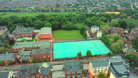 vista de los edificios de nottingham y una escuela