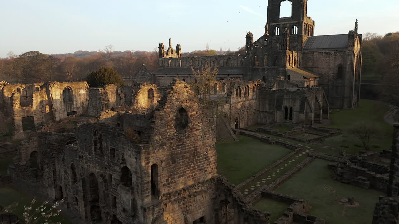 Sorvolo aereo dell'Abbazia di Kirkstall nello Yorkshire, Inghilterra, all'alba in una giornata di sole primaverile