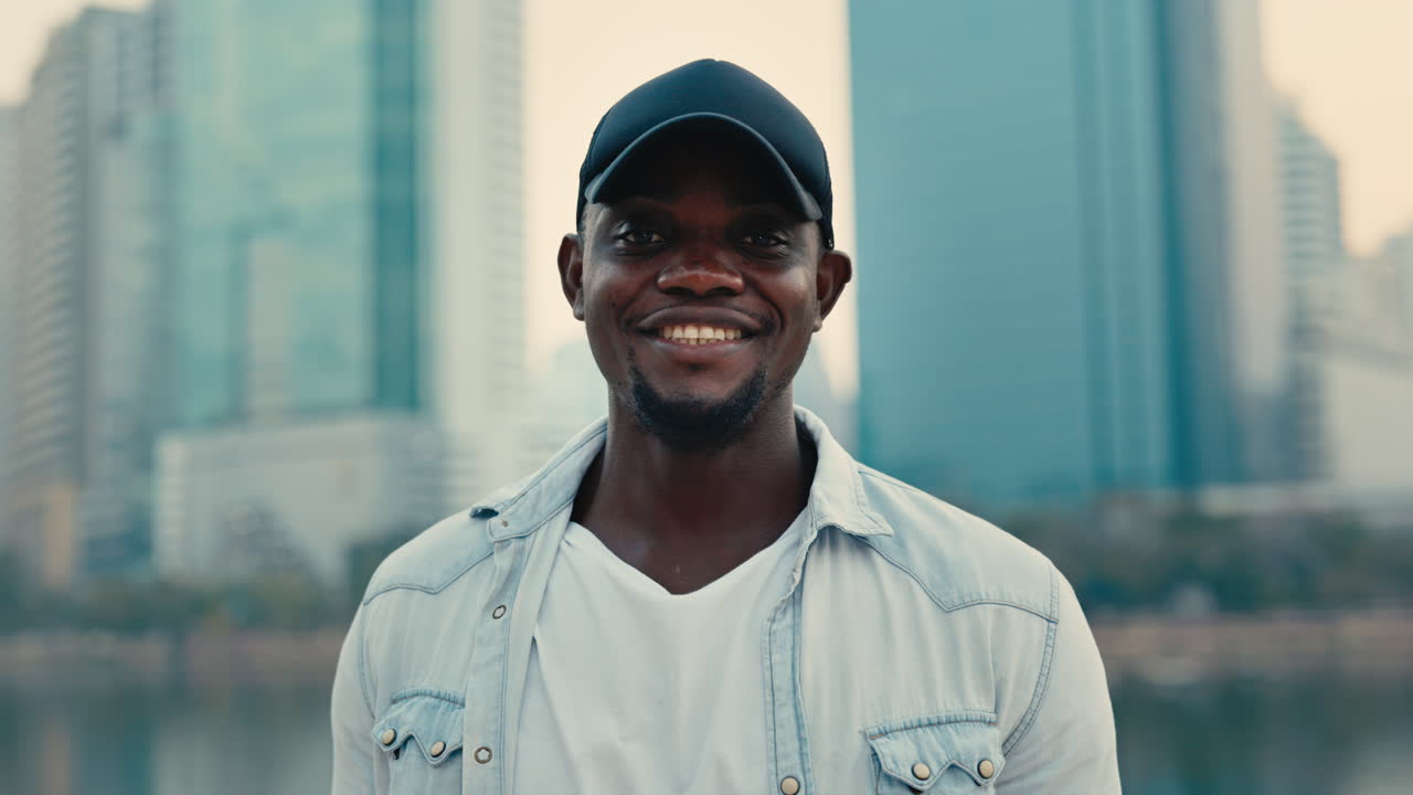 ritratto di un uomo in città