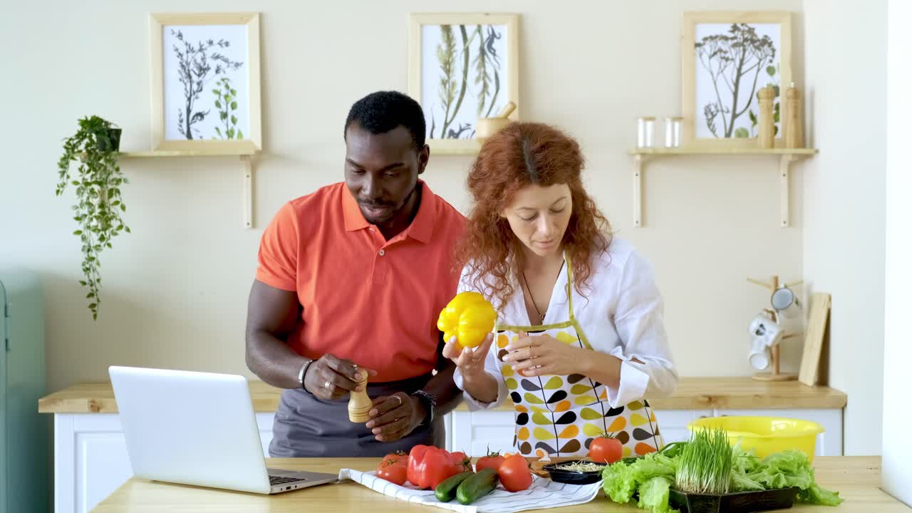 pareja aprendiendo a cocinar en línea