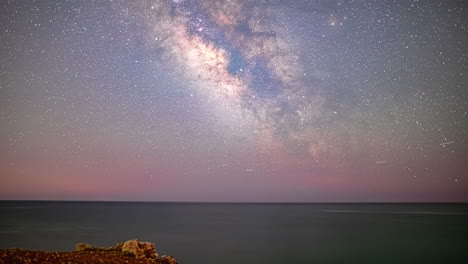 Impresionante-Lapso-De-Tiempo-De-Las-Estrellas-En-La-Galaxia-De-La-Vía-Láctea,-Brillando-Intensamente-Contra-Un-Horizonte-Perfectamente-Uniforme