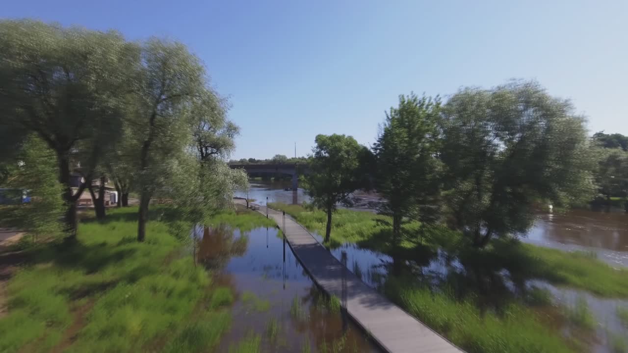 범람한 강물로 둘러싸인 나무 산책로