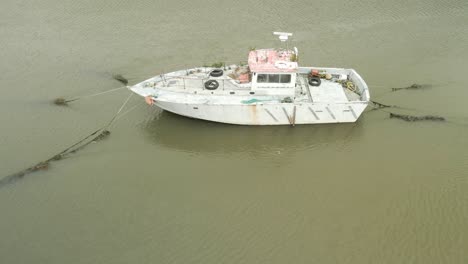 Rostiges-Boot-Vor-Anker-Auf-Dem-Fluss-In-Youghal,-County-Cork,-Irland,-Umgeben-Von-Ruhigem-Wasser