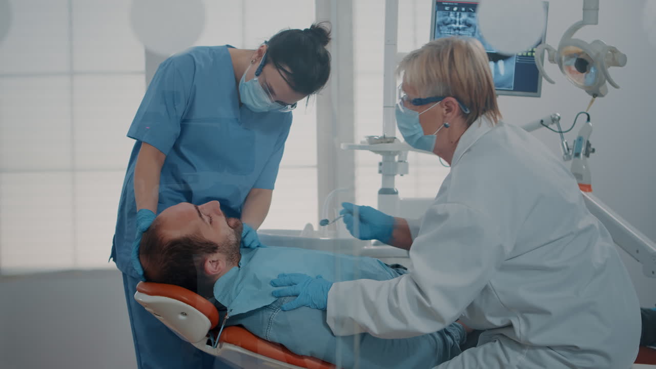 equipo de odontología haciendo consultas dentales para tratar al paciente