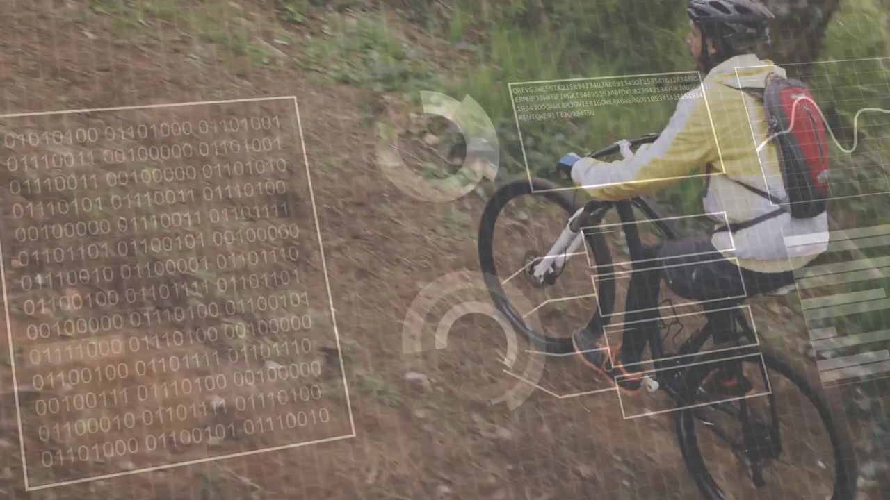 Ciclista uomo che pedala in salita mentre appaiono indicatori HUD sportivi che evidenziano il percorso, monitorando la velocità