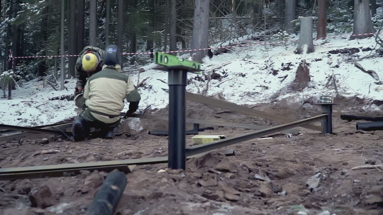 눈 인 숲에서 건설 작업