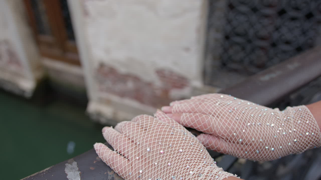 изысканные белые перчатки на старом венецианском мосту