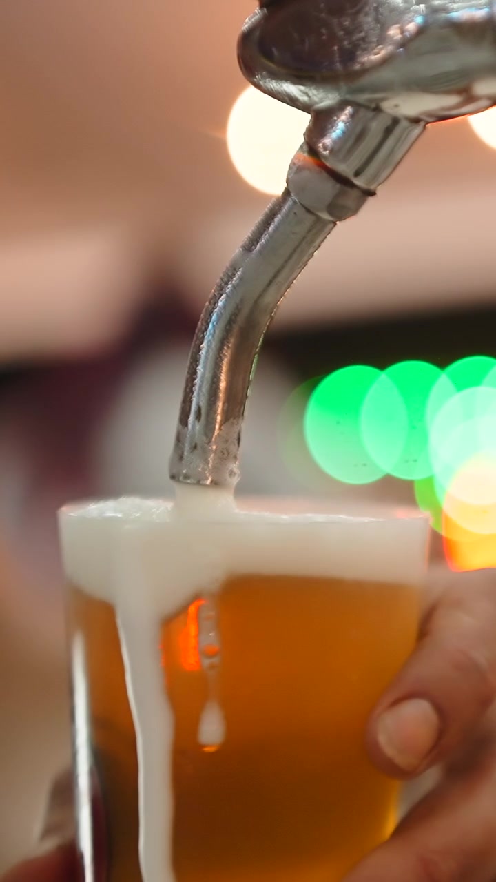 Barmen Bardağa Taze Fıçı Bira Döküyor