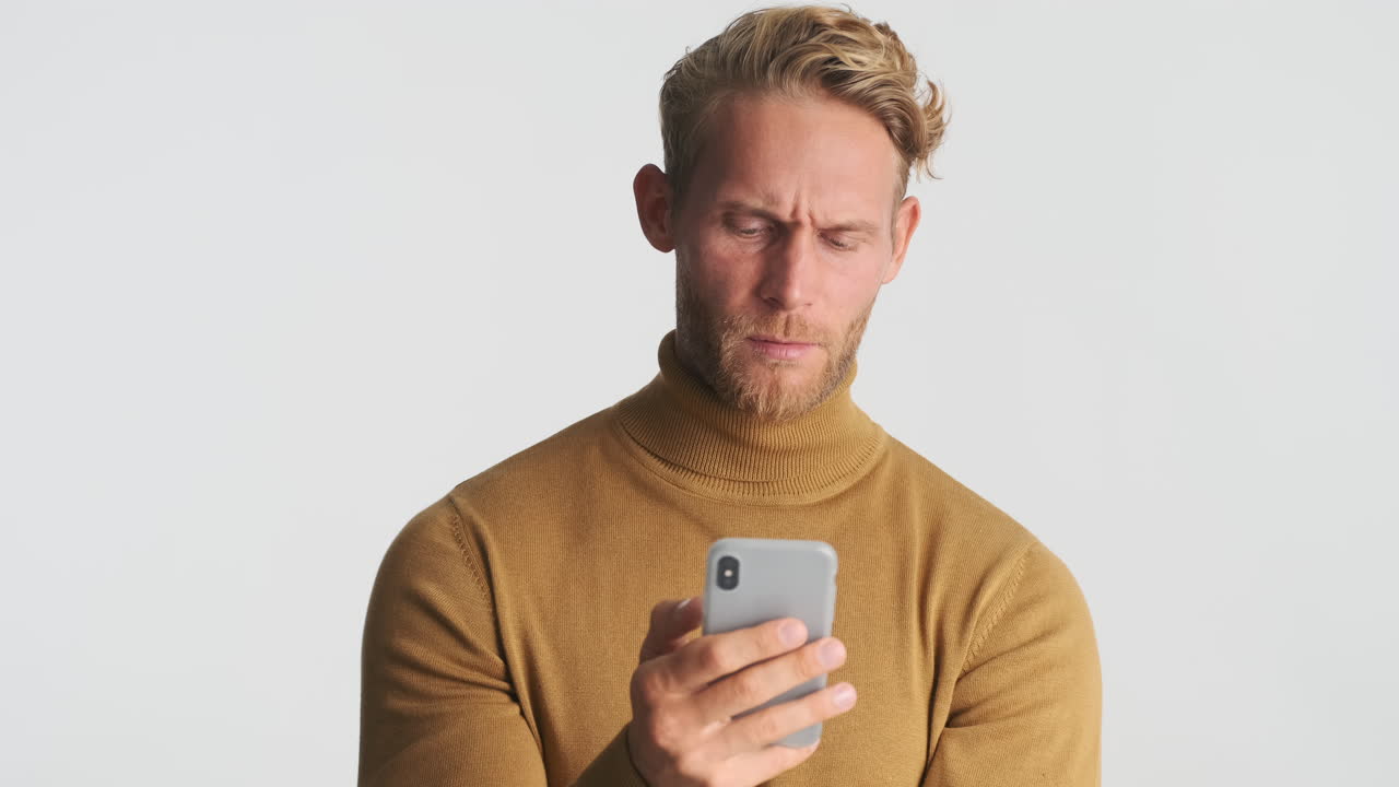 Homem sério conversando no smartphone.