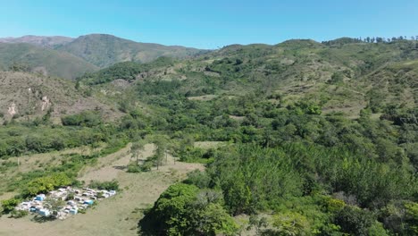 Toma-Panorámica-Aérea-De-Terreno-Verde-En-Las-Montañas-De-La-República-Dominicana-Durante-El-Verano