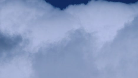 el cielo azul claro está cubierto por nubes de lluvia oscuras