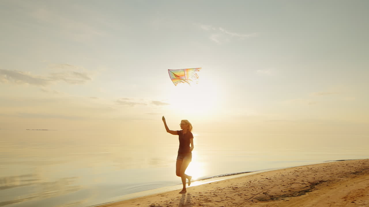 연 개념으로 달리는 행복한 젊은 여성 - 구름 없는 전망 자신감과 부주의