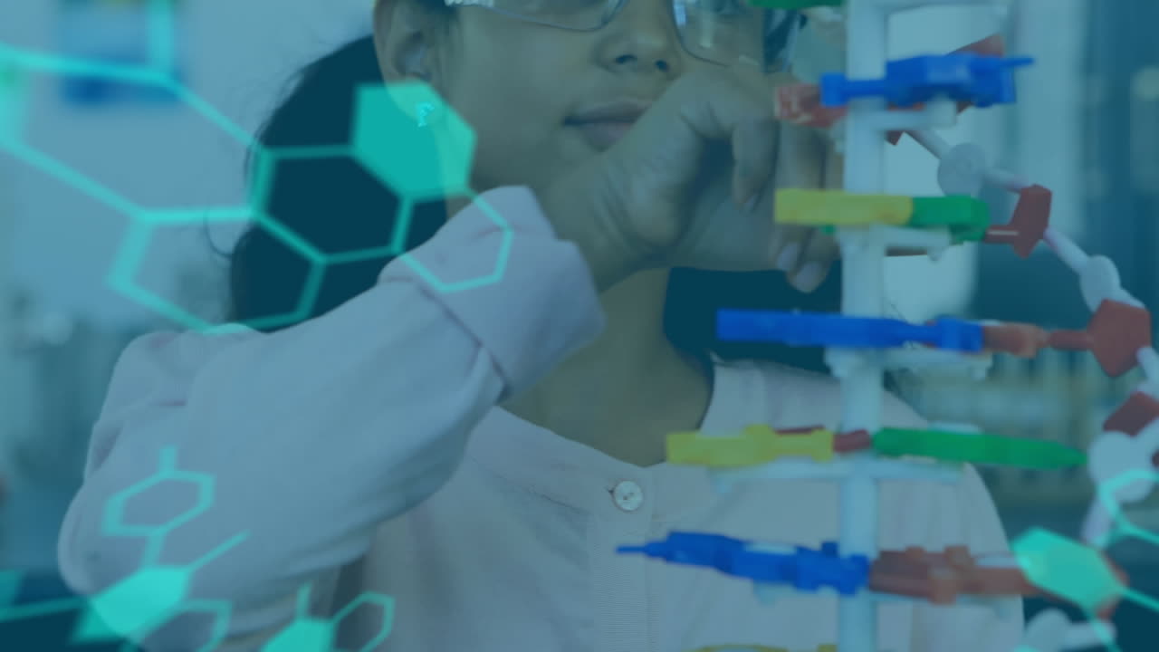 estructuras químicas y procesamiento de datos contra la niña tocando el modelo de estructura de adn en el laboratorio