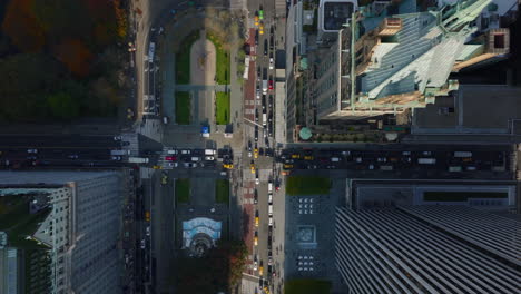 Vogelperspektive-Aus-Der-Vogelperspektive-Von-Oben-Nach-Unten-Absteigende-Aufnahmen-Des-Verkehrs-Auf-Straßen-Und-Kreuzungen-Rund-Um-Den-Central-Park.-Pulitzer-Und-Grand-Army-Plaza-Aus-Der-Höhe.-Manhattan,-New-York-City,-Vereinigte-Staaten