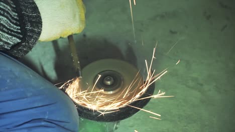 afilado manual y corte de metal por máquina de moler. clip. afilado de metal en un disco de molienda