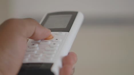 con un control remoto de un aire acondicionado