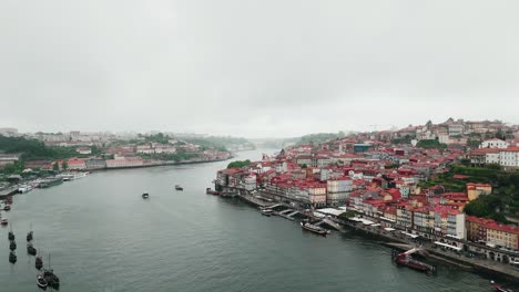 Vista-Aérea-Del-Distrito-De-Ribeira-En-Porto,-Portugal,-Mostrando-Coloridos-Edificios-A-Lo-Largo-Del-Río-Duero