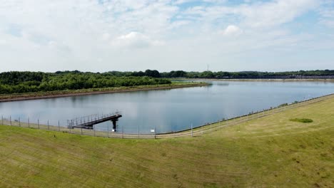 Luftaufnahme-Des-Nordwestlichen-Wasserversorgungsreservoirs-In-Richtung-Ländlicher-Umgebung,-Seeversorgung