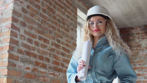 arquitecta femenina sosteniendo un plan de construcción arquitectónica mientras está en el sitio de construcción.