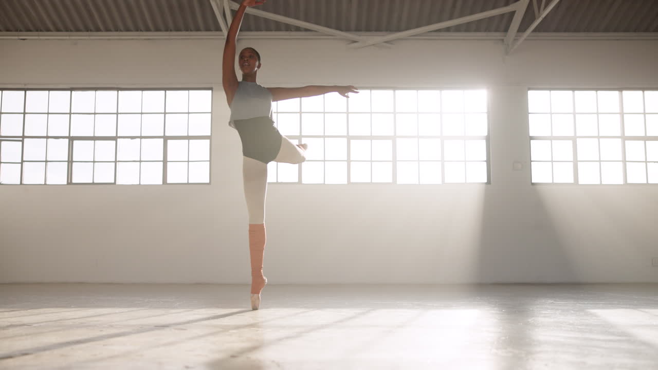 Dans, ballett og talent med kvinne i studio.