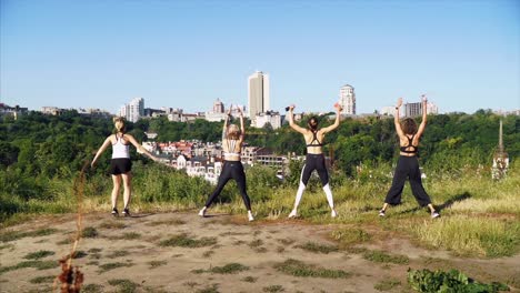 mujeres saltando de alegría en un parque de la ciudad