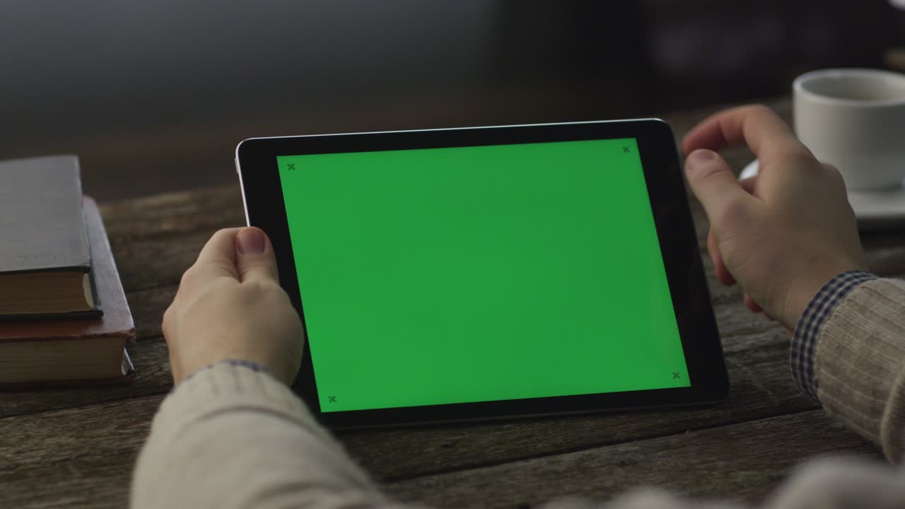 el uso de la tableta pc en modo paisaje en el hogar. estilo de vida causal