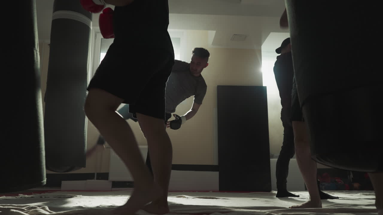 스포츠 클럽에서 싱 인벤토리와 함께 팀 운동. 박스 선수들은 전투 체육관에서 과 치를 합니다. 느린 동작. 전투 기술.