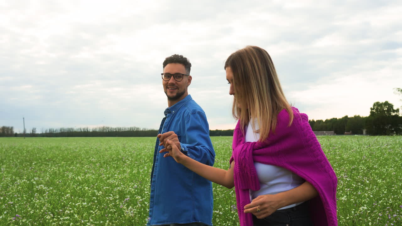 pareja caminando por el campo