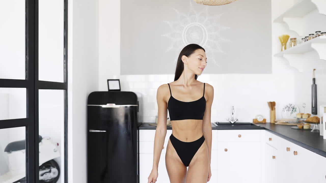 현대적 인 부 에서 검은색 속옷 을 입은 여자