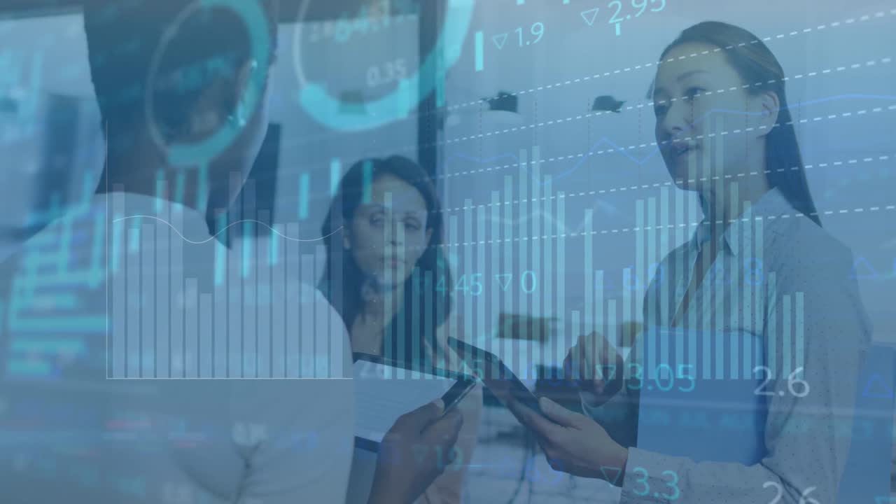 animación del procesamiento de datos financieros sobre diversas personas de negocios en la oficina