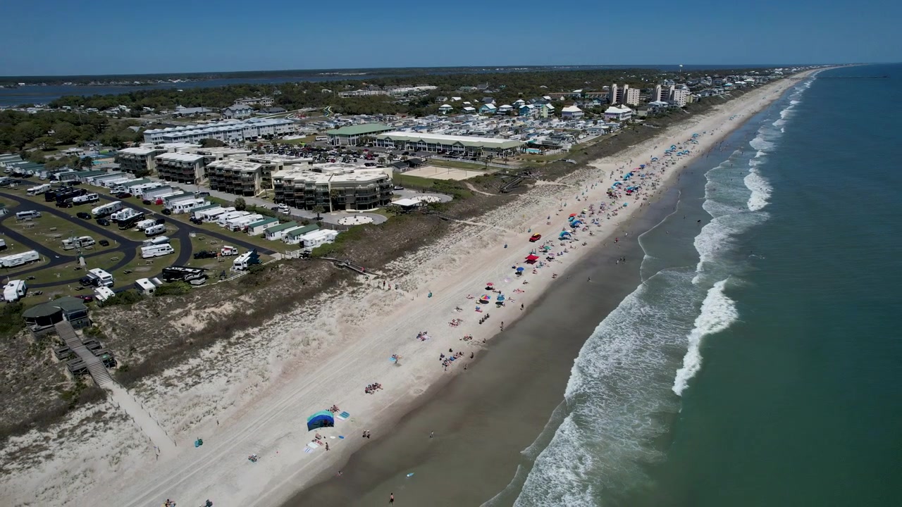 Cảnh quay bằng drone về những người trên bãi biển tại Emerald Isle, Bắc Carolina, cảnh quay trên không xoay tròn