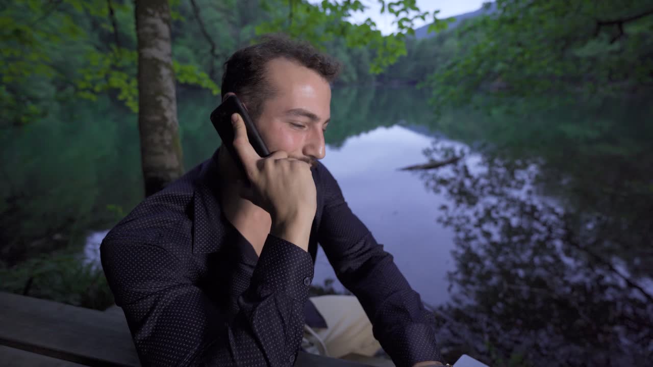 자연에서 전자 도구를 사용하는 것.