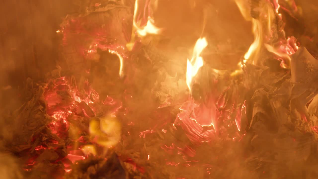 화재 구이 안에서 불타는 불꽃의 근접 영상