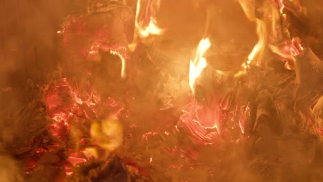 imágenes de cerca de las brasas ardiendo dentro de un pozo de fuego