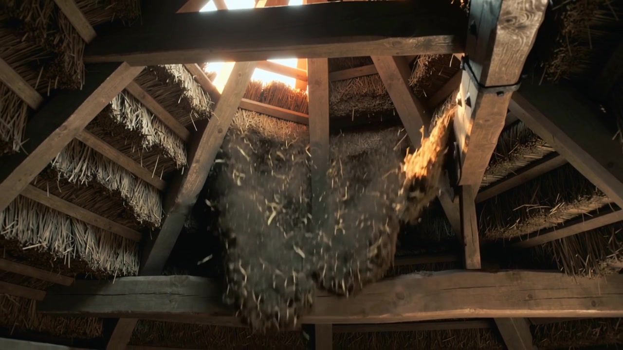 Öffnen der Dachluke im Dachboden, die Licht hereinlässt, Stroh von den Sparren schüttelt, Funken sprüht und ein Flammenstrahl entsteht.